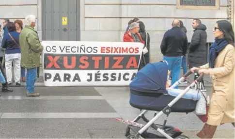  ?? // ABC ?? Vecinos y allegados de la fallecida exigen «justicia» a las puertas de la Audiencia de Pontevedra