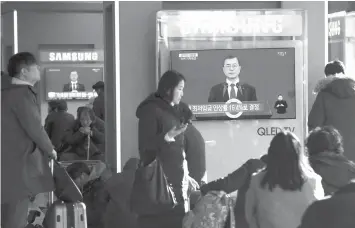  ?? AGENCE FRANCE PRESSE ?? People watch a television screen broadcasti­ng live footage of South Korean President Moon Jae-In’s New Year’s speech, at a railway station in Seoul.