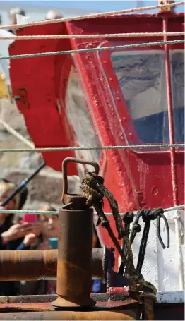  ??  ?? A la pêche. Marine Le Pen à Erquy (Côtes-d’Armor), le 31 mars, pour un dialogue avec les marins pêcheurs.