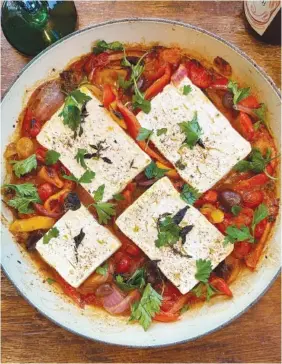  ?? LYNDA BALSLEV-TASTEFOOD ?? Oven roasted feta with tomatoes, peppers and olives