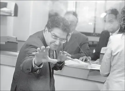  ?? Foto Luis Humberto González ?? Armando Ríos Piter, durante su registro ante el Instituto Nacional Electoral