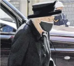  ?? Jonathan Brady / AFP ?? La reina Isabel II, ahir, a l’arribar al funeral del duc d’Edimburg.