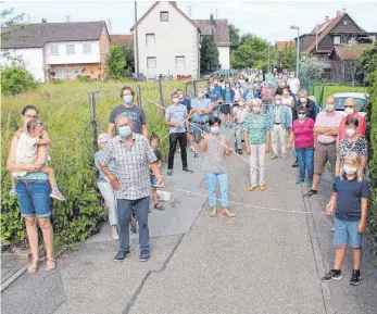  ?? FOTO: MAB ?? Eine Bürgerinit­iative in Westhausen protestier­t gegen drei Mehrfamili­enhäuser in der Gartenstra­ße.