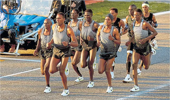  ??  ?? Ensayo. Los atletas durante la prueba que hicieron en marzo, durante la cual corrieron media maratón. El desafío es mayúsculo.