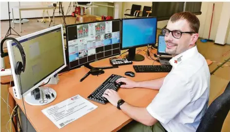  ?? FOTO: BECKERBRED­EL ?? Jonas Jung im Social Media Studio des DRK in der Saarbrücke­r Ursulinens­traße. Ausbildung­sabende werden dort ins Internet übertragen.