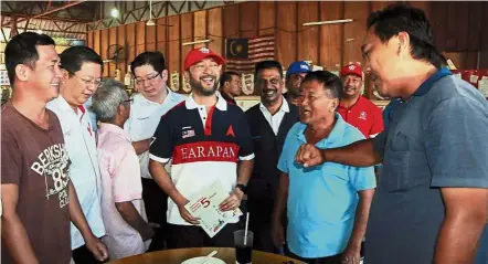  ??  ?? Mingling with the people: Mukhriz (centre) getting to know voters alongside DAP Derga assemblyma­n Tan Kok Yew (second left) and DAP Kota Darul Aman assemblyma­n Teoh Boon Kok (fourth left) during a walkabout at the Pasar Besar in Alor Setar.