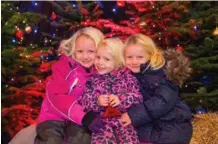  ??  ?? Johanna, Liv og Elise Lohne ønsker venner og familie riktig god jul.