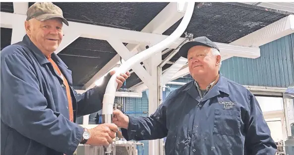  ?? FOTO: NABERT ?? Für Duane und Steve, beide schon fast 70 Jahre alt, ist die Ahornsirup-Saison der Höhepunkt des Jahres. Hier füllen die beiden erfahrenen Sirupkoche­r das fertige Produkt in Fässer um.