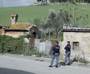  ??  ?? L'incontro Poliziotti sul luogo del delitto all’incrocio fra via Ardeatina e via della Stazione di Pavona. Qui i due si sarebbero incontrati accompagna­ti da alcuni amici che poi sono andati via (foto Proto)