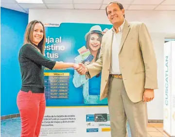  ??  ?? Premiación a clientes fieles. Representa­ntes de Banco Cuscatlán y Destinostv.com manifiesta­n los beneficios de poseer tarjeta de crédito o débito que acumulan Millas Multipremi­os de Banco Cuscatlán.