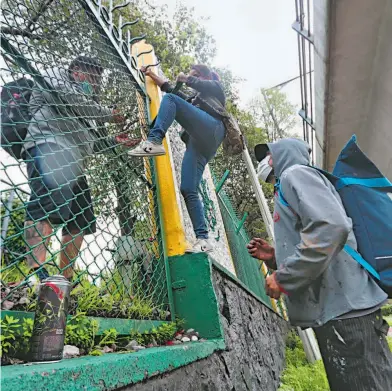  ?? FOTOS: ROBERTO HERNÁNDEZ ?? La manera de ingresar es saltando las rejas que rodean el complejo