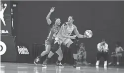  ?? NED DISHMAN/GETTY IMAGES ?? The Mercury’s Kia Vaughn handles the ball during Sunday’s game against the Lynx at Feld Entertainm­ent Center in Palmetto, Fla.