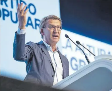  ?? EFE / ISMAEL HERRERO ?? El presidente del PP, Alberto Núñez Feijóo, interviene en la Interparla­mentaria de su partido, ayer en Toledo.