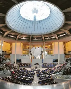  ?? Foto: Rainer Jensen, dpa ?? Der Bundestag: Viele Bürger, aber auch Politiker wollen die Zahl der Abgeordnet­en verringern. Doch das ist gar nicht einfach.