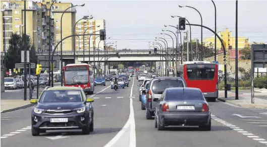  ?? JAIME GALINDO ?? El Ayuntamien­to de Zaragoza creará una rotonda bajo el puente del ferrocarri­l de la avenida Cataluña.