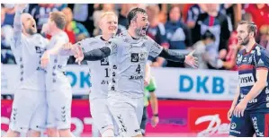  ?? FOTO: SASCHA KLAHN/DPA ?? Domagoj Duvnjak bejubelt mit dem Team des THW Kiel den Derby-Sieg gegen die SG Flensburg-Handewitt.