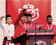  ??  ?? AHMAD Zahid menyampaik­an ucapan, semalam.