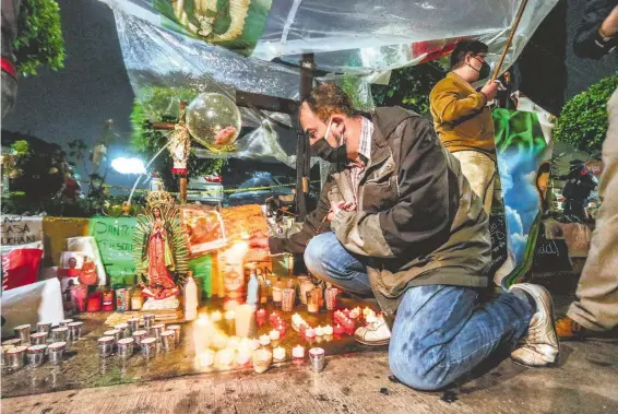  ?? ARCHIVO ROBERTO HERNÁNDEZ ?? Ciudadanos colocaron
un altar para recordar a las personas que falleciero­n en el accidente de la L12
El Fondo