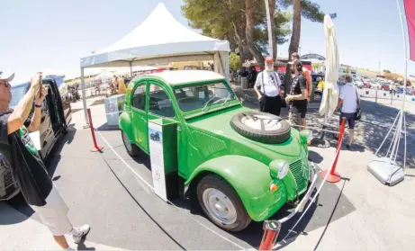  ??  ?? Fiesta a escala. La celebració­n española del Centenario en el circuito del Jarama tuvo una exposición de catorce históricos, entre ellos este 2 CV Sahara, y permitió a los aficionado­s dar unas vueltas a la pista.