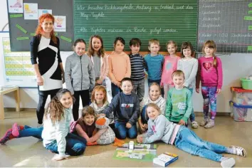  ?? Foto: Laura Schwetz ?? Die Grundschül­er in Fremdingen freuen sich über die Möglichkei­t, mit Kubo das Programmie­ren kennenzule­rnen. Paula Print ist ganz fasziniert in der ersten Reihe mit dabei und staunt nicht schlecht über den kleinen Roboter.