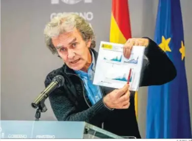  ?? R. RUBIO / EP ?? Fernando Simón, director de CCAES, explica ayer una gráfica en su habitual rueda de prensa de los lunes.