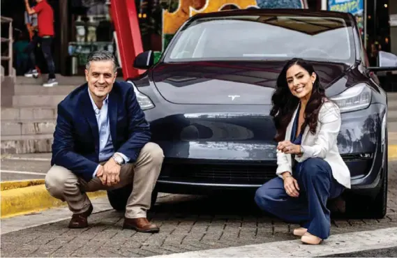  ?? CORTESÍA DE EV IMPORTS PARA EF ?? Mariano y Heidy Ávalos, de EV Imports, con uno de los modelos Tesla que comerciali­zan en Costa Rica.