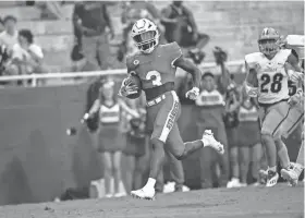  ?? MCKENZIE LANGE/STAFF ?? Mazeo Bennett (3) heads for the end zone against Dorman on Friday evening at Sirrine Stadium.