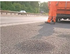  ?? FOTO: STADT DÜSSELDORF ?? Blasen im Asphalt: Die Münchner Straße ist stadteinwä­rts teilweise nur einspurig zu befahren.