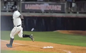  ?? ARIEL COBBERT/ THE COMMERCIAL APPEAL ?? Houston outfielder Pierre Seals (5) runs to first base during a game against Collliervi­lle.