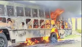  ?? REUTERS ?? A bus is set on fire during a protest against the constructi­on of a copper smelter by Vedanta Resources, in Thoothukud­i, Tamil Nadu, on May 23.