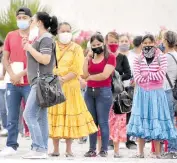  ?? ORACIO CHÁVEZ ?? Ciudadanos esperan camión urbano.