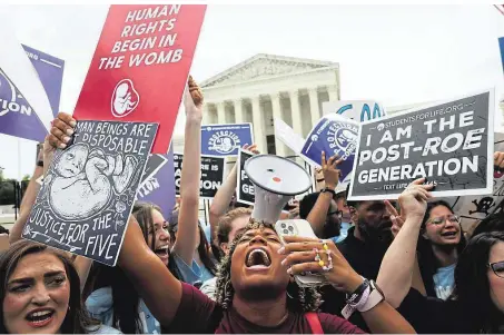  ?? ?? Sowohl für als auch gegen das Recht auf Abtreibung wurde in Washington demonstrie­rt. Die „Pro-Lifer“triumphier­ten