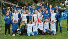  ?? Foto: Raiffeisen­bank ?? Hoch den Pokal! Die D Junioren des SV Gessertsha­usen freuten sich nach dem Ge winn des Raiba Cups.