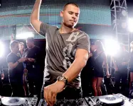  ??  ?? Volti A Afrojack: si sinistra esibirà all’Home Festival A destra Massimo Bubola: il cantautore presenterà il suo nuovo libro al Festival di Serravalle