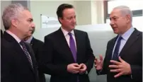  ?? (Sivan Farag) ?? TEVA CEO Erez Vigodman (left) speaks with UK Prime Minister David Cameron and Prime Minister Binyamin Netanyahu at the company’s facility in Jerusalem yesterday.