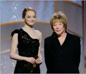  ?? FOTO: AP ?? Emma Stone og Shirley MacLaine var blandt de mange i mørkt tøj.