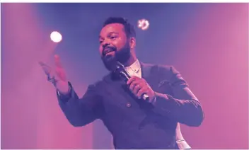  ??  ?? Myles Sanko begeistert­e die Festivalbe­sucher am Freitagabe­nd. Und auch der Soulsänger aus Großbritan­nien war sehr zufrieden. Hinterher postete er: „I love Viersen“.