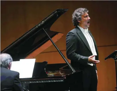  ?? JAVIER DEL REAL ?? Jonas Kaufmann, durante su interpreta­ción en el Teatro Real a pesar de las inclemenci­as