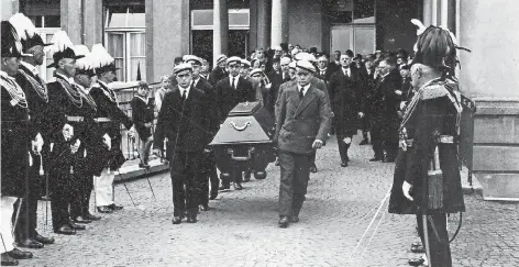  ?? FOTOS (2): PROPSTEIAR­CHIV ?? Schüler des Kempener Thomaeums tragen den Sarg mit dem toten Kaplan und Religionsl­ehrer Friedrich Flinterhof­f zu Grabe.