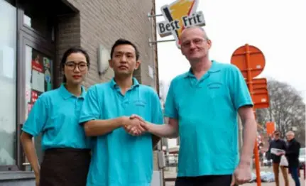 ?? FOTO PATRICK VAN DYCK ?? Lisa en Kenny Chen met Ivo Gahler voor frituur De Lokomotief. “De zaak is in goede handen.”