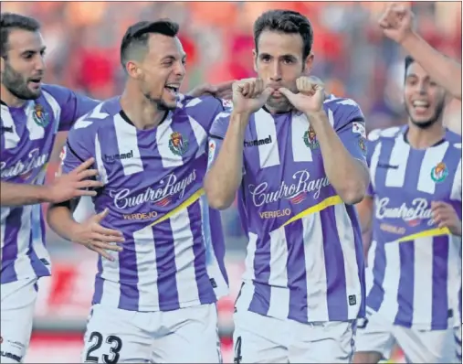  ??  ?? ABRIÓ EL MARCADOR. El jugador del Valladolid Kiko Olivas celebra el 0-1, con dedicatori­a a su familia, junto a Óscar Plano, Antoñito y Anuar.