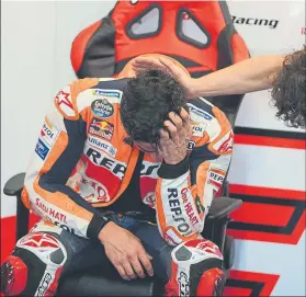  ?? FOTO: REPOSOL HONDA ?? Marc Márquez llora en su sillón en el box Se liberó acabando la carrera