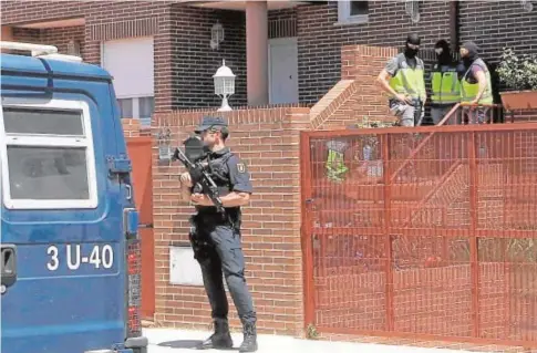  ?? EFE ?? La Policía, en un chalé de Algete (Madrid) de uno de los detenidos