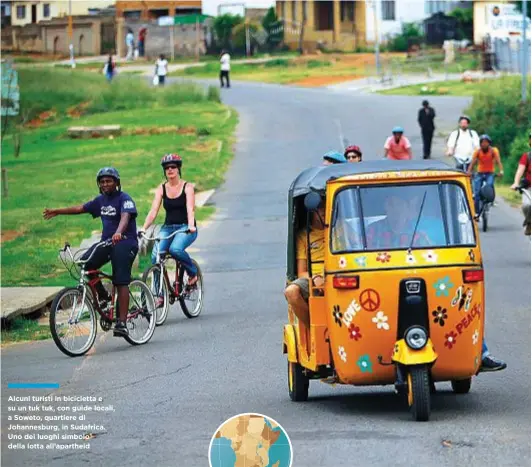  ??  ?? Alcuni turisti in bicicletta e su un tuk tuk, con guide locali, a Soweto, quartiere di Johannesbu­rg, in Sudafrica. Uno dei luoghi simbolo della lotta all’apartheid