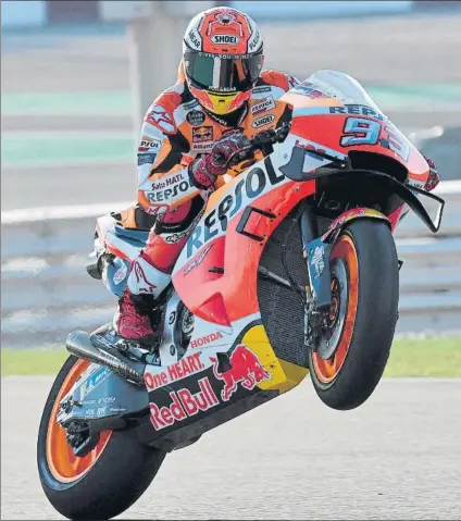  ?? FOTO: EFE ?? Marc Márquez comienza dominando en el test de Qatar en un circuito donde tradiciona­lmente le toca a sufrir ya va rápido