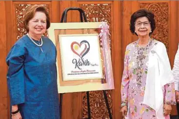  ?? BERNAMA PIC ?? Tun Dr Siti Hasmah Mohd Ali, wife of Prime Minister Tun Dr Mahathir Mohamad, and Permodalan Nasional Bhd chairman Tan Sri Dr Zeti Akhtar Aziz at the launch of Kasih Malaysia in Putrajaya yesterday.