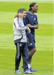  ?? Picture: GETTY IMAGES ?? FRIENDLY MOMENT: José Mourinho shares a joke with Didier Drogba at a Chelsea training session