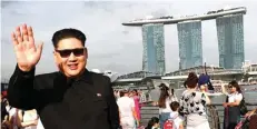  ?? EDGAR SU/REUTERS ?? SAMPAI DI SINGAPURA: ’’Kim Jong-un’’ sudah ke Singapura. Dia berbelanja durian dan jalan-jalan di sekitar Marina. Tentu dia bukan Jong-un asli. Sang pemimpin diperankan oleh Howard, warga Australia.