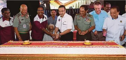  ?? BERNAMA PIC ?? Defence Minister Datuk Seri Hishammudd­in Hussein (centre) cutting a cake at the Malaysian Armed Forces’ Deepavali celebratio­n at the Army Basic Training Centre in Port Dickson yesterday. With him are Armed Forces chief General Tan Sri Raja Mohamed...