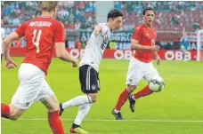  ?? FOTO: DPA ?? Martin Hinteregge­r (vorn) – hier mit Mesut Özil und Julian Baumgartli­nger (re.) – sorgte für den zwischenze­itlichen Ausgleich.